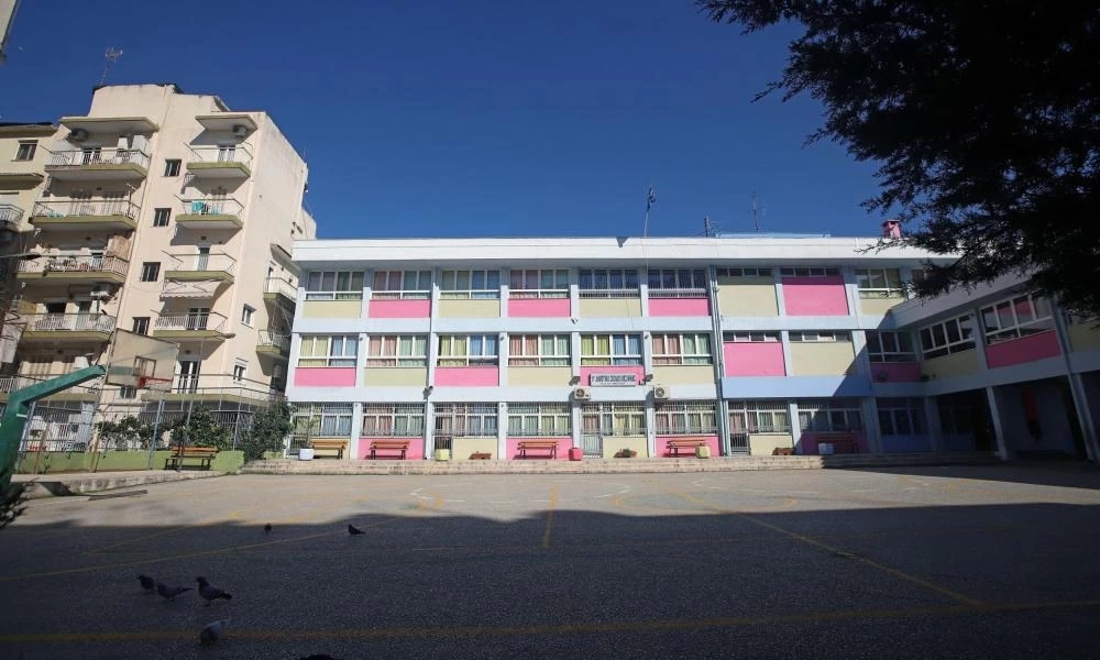 Λαμία: Ασυνείδητος μαθητής μπήκε στο σχολείο με το μηχανάκι